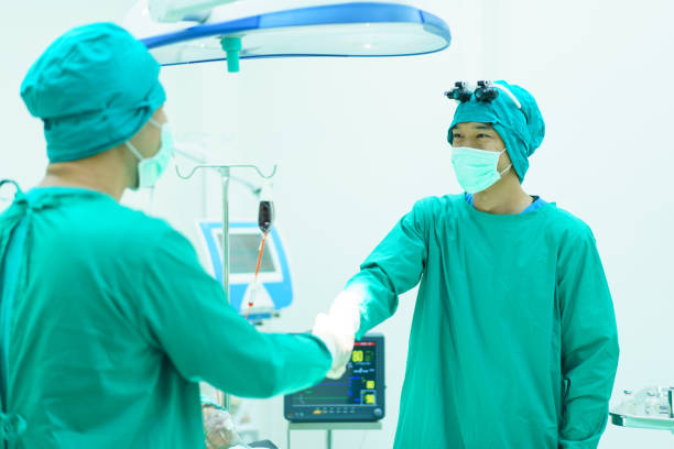 تصویر 3 از گان جراحی با الیاف سبک و تکنولوژی ضد رطوبت برای حرکت آسان و ایمنی کامل