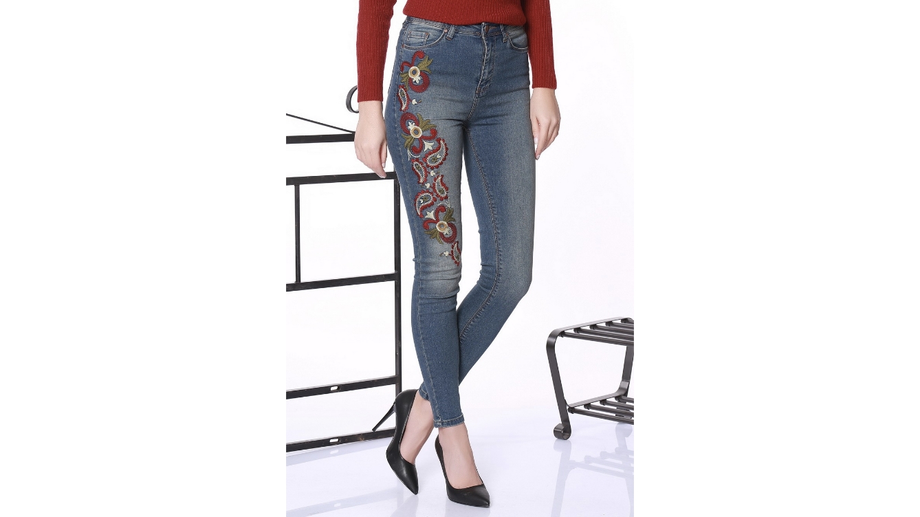 تصویر 6 از شلوار جین نگین دار زنانه مناسب استایل‌ های مجلسی