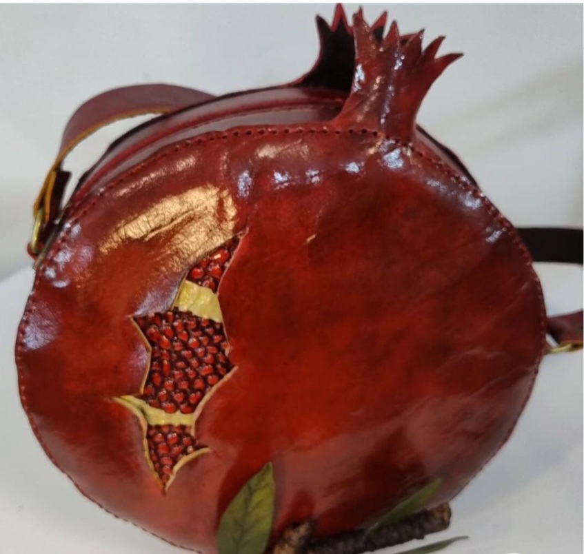 کیف دوشی زنانه مدل انار  یلدا چرم دستدوز