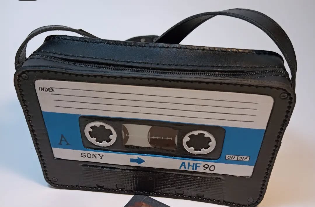 کیف دوشی زنانه چرم دستدوز مدل نوار کاست