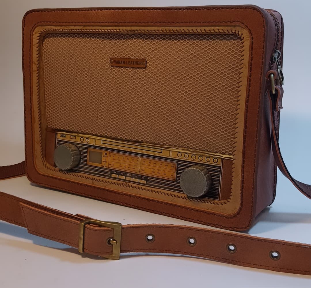 کیف دوشی زنانه چرم دستدوز مدل رادیو