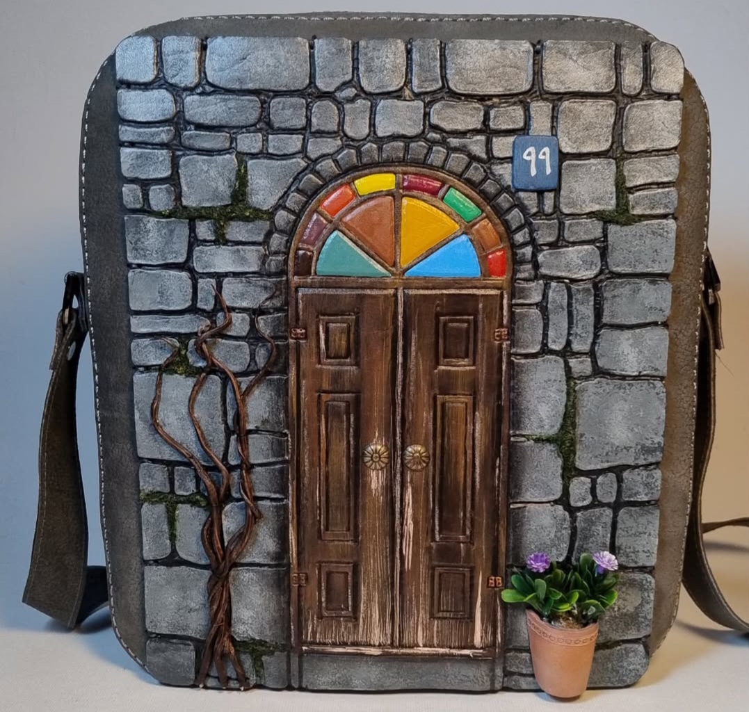 کیف دوشی زنانه چرم دستدوز مدل خانه قدیمی