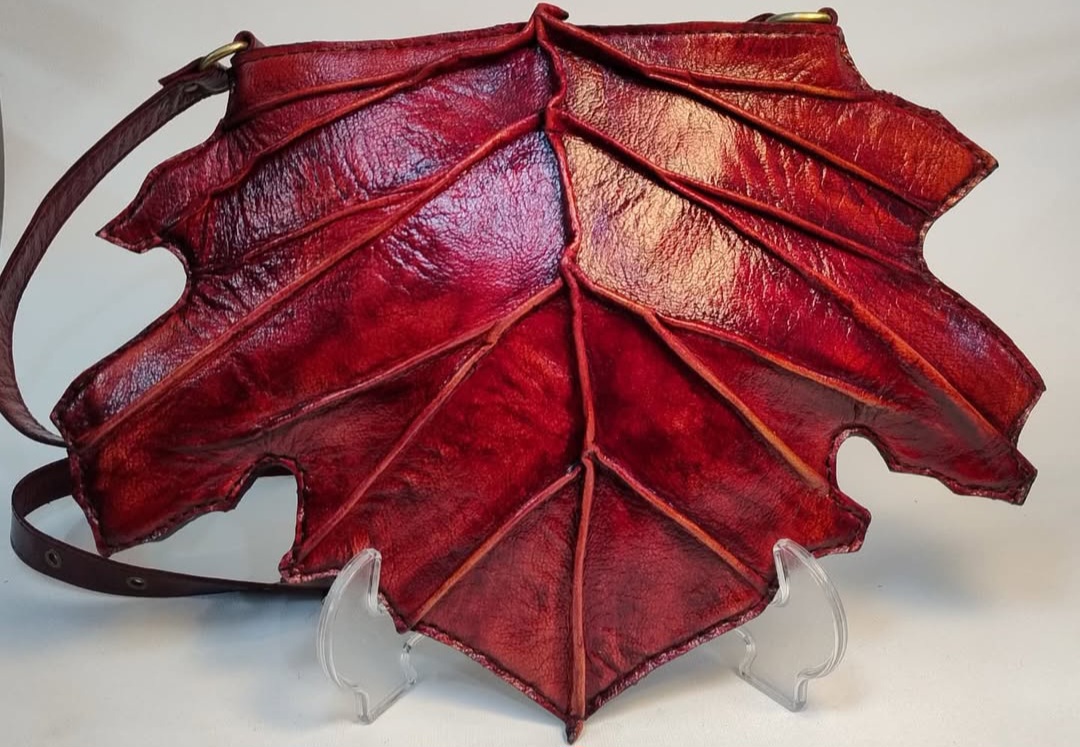 کیف دوشی زنانه چرم دستدوز مدل برگ مو