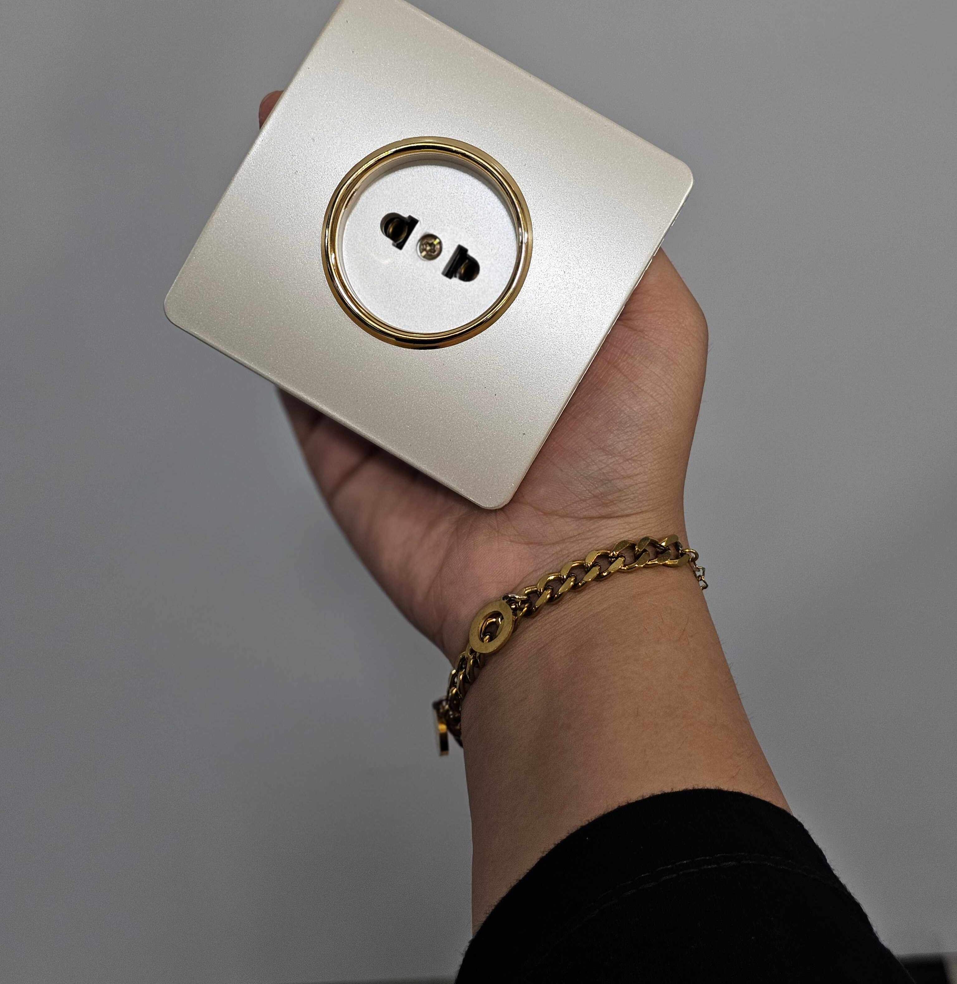 تصویر 1 از کلید و پریز مدل کریستال رنگی با عمر طولانی