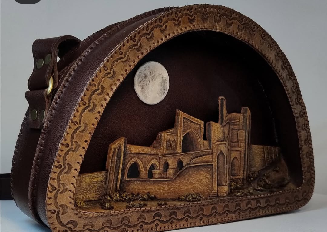 کیف دوشی زنانه چرم دستدوز دست ساز مدل ماه آسمان