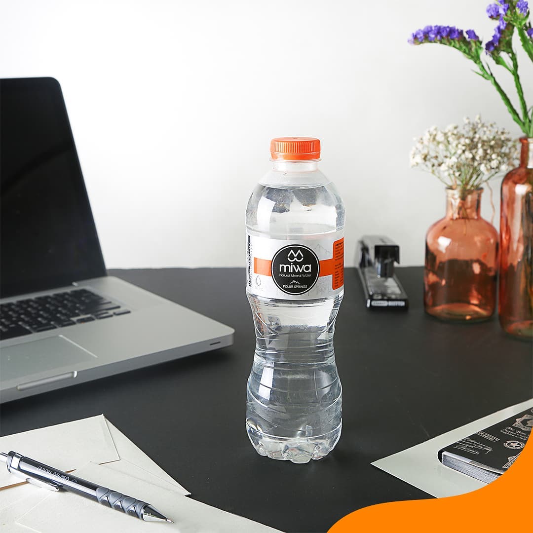 آب معدنی 500 میلی لیتری بسته‌ بندی باریک روزمره و سبک برای مسافرت