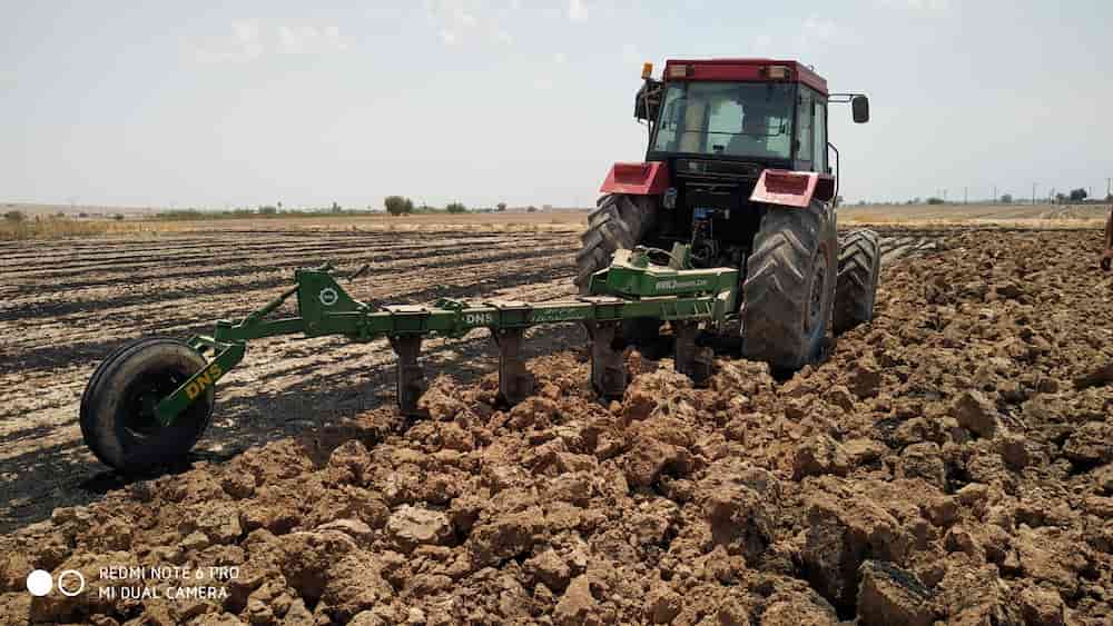 تصویر 1 از گاو آهن ایرانی با ساختار محکم و کارکرد مؤثر در شرایط گوناگون زمین