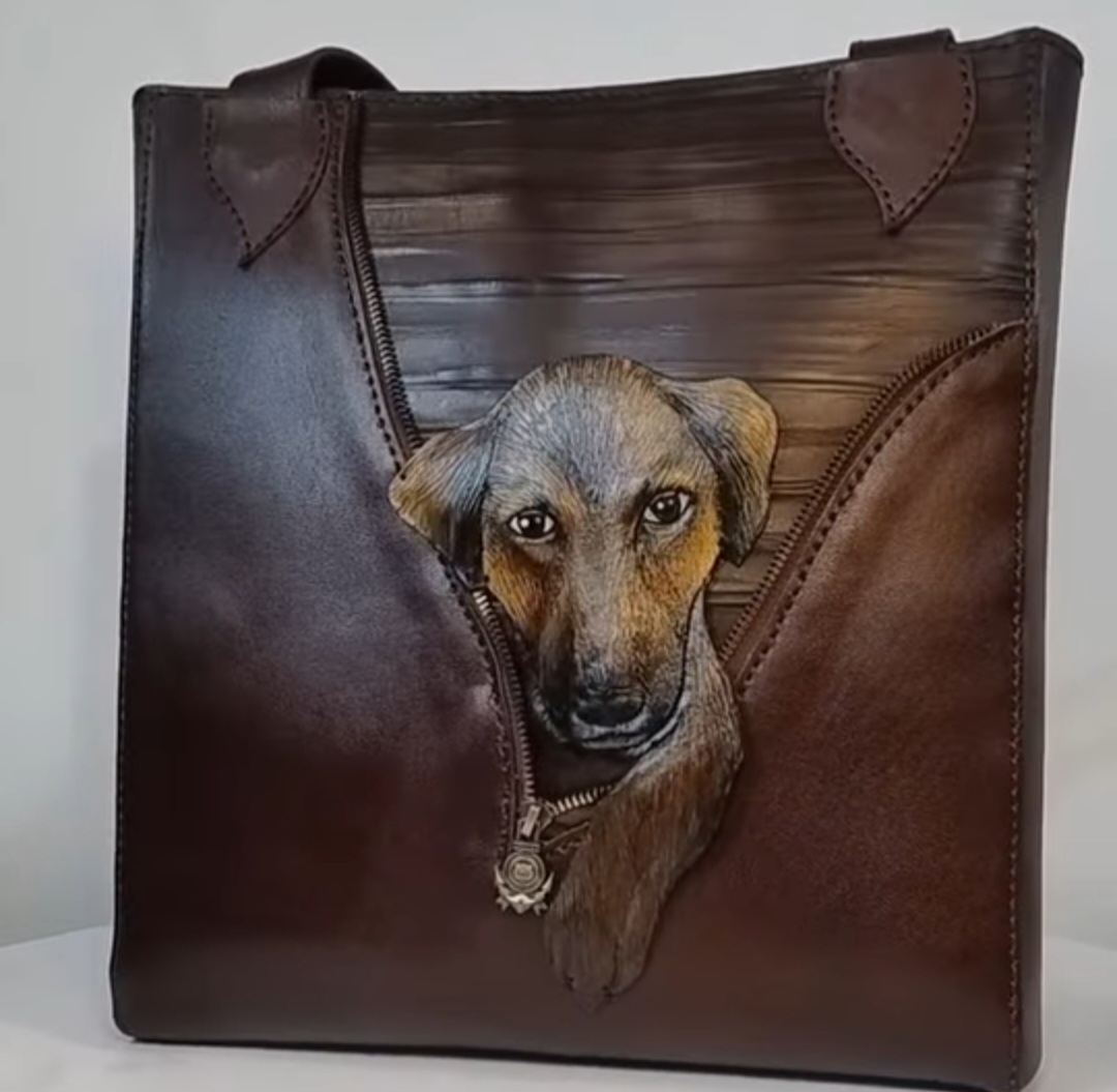 کیف دوشی زنانه چرم دستدوز حکاکی طرحی خاص