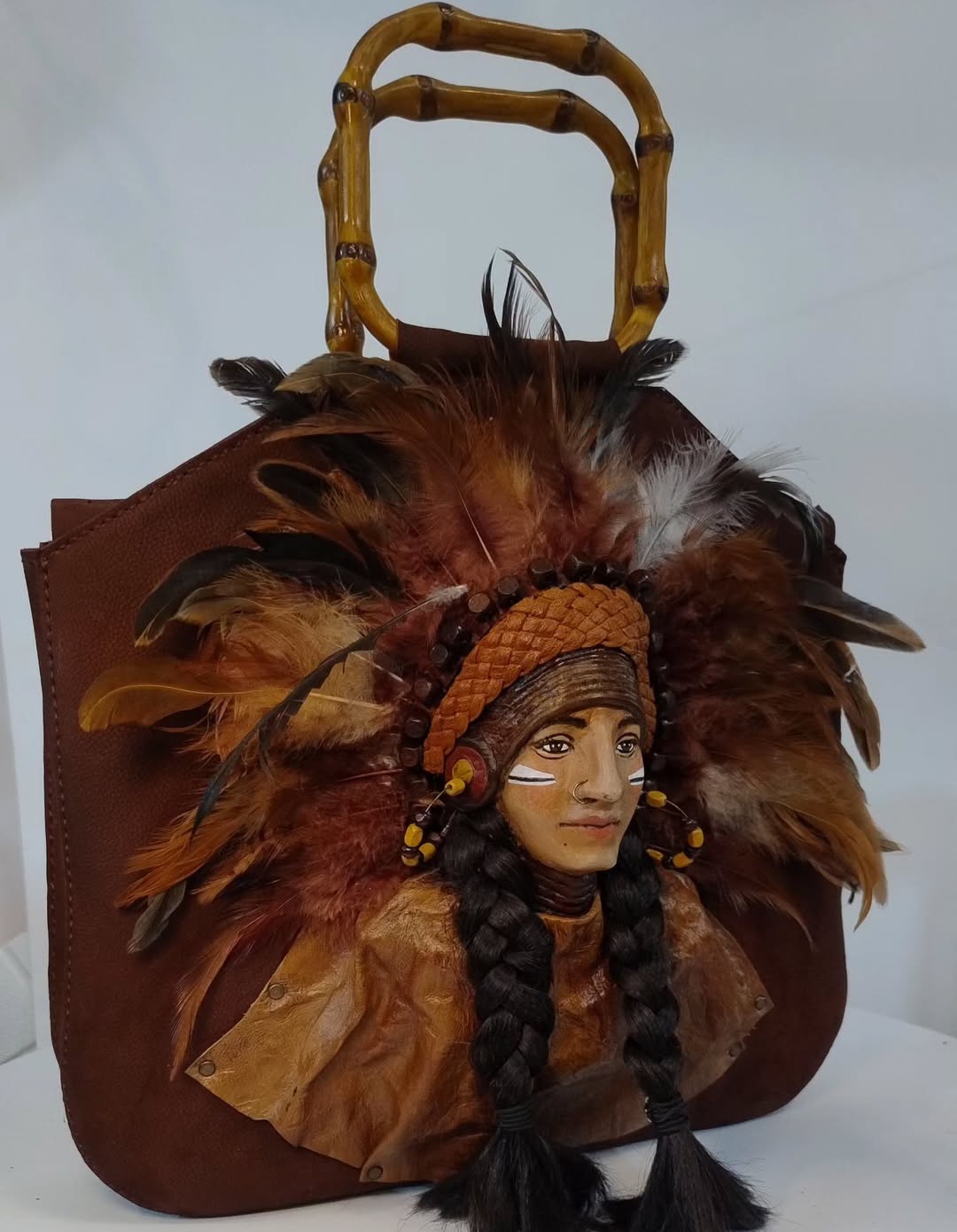 کیف دوشی زنانه چرم دستدوز و دست ساز با طرح سرخپوست