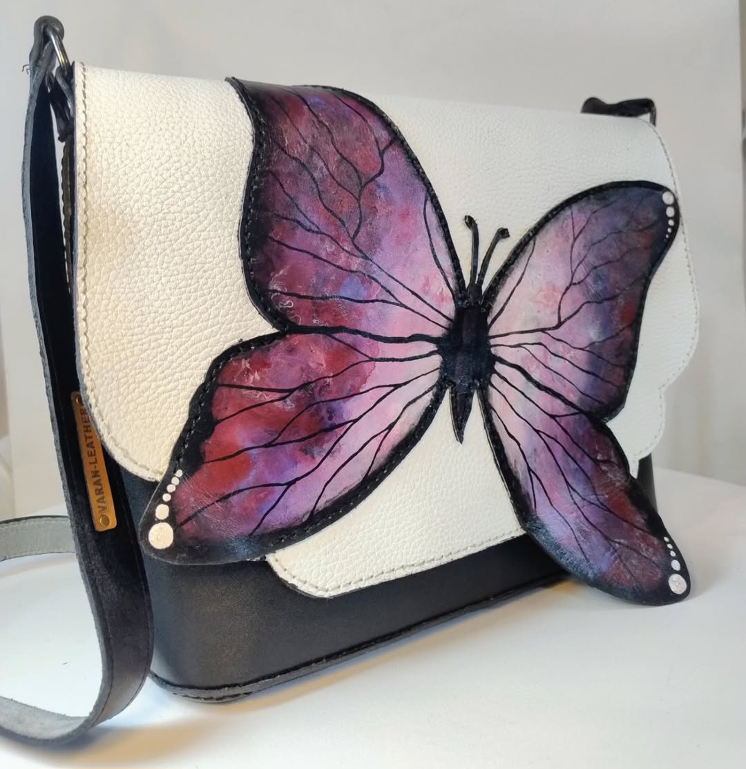 تصویر 1 از کیف دوشی زنانه چرم دستدوز با طرح پروانه فروش ویژه