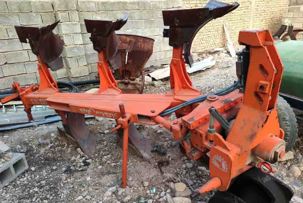 گاو آهن برگردان دار ساخته شده برای کارکرد یکنواخت