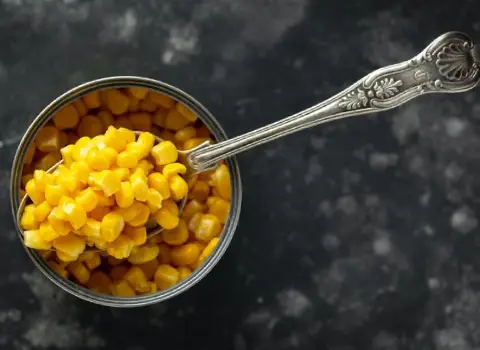 کنسرو ذرت یکنواخت بسته‌ بندی‌ شده مناسب سالادهای مهمانی و خانوادگی