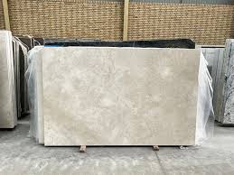 سنگ مرمریت قهوه‌ای با بافت طبیعی و رنگ گرم