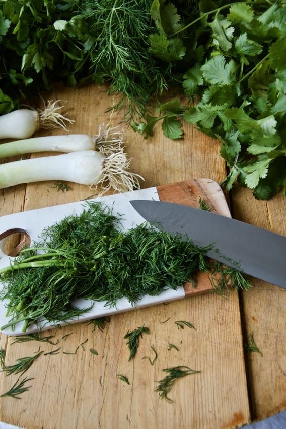 سبزی خشک تره تازه و خوش‌ عطر مناسب آش رشته و کوکو