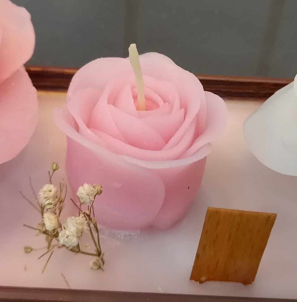 شمع غنچه گل رز با طراحی رمانتیک و شیک