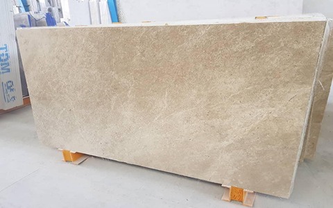 تصویر 1 از سنگ نما سفید با سطح صاف و رنگ روشن برای دکور مدرن