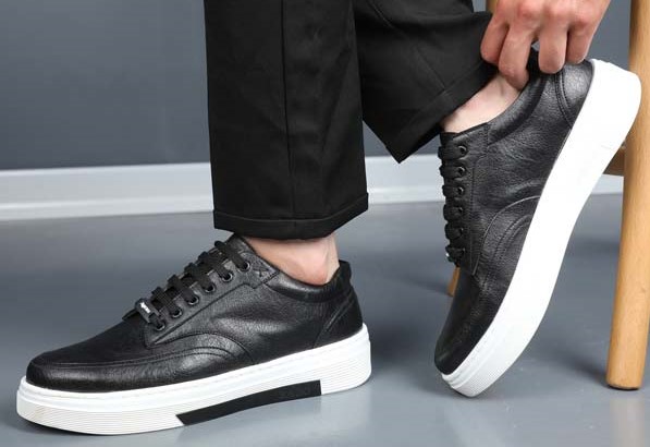 تصویر 4 از کفش چرم مشکی با لژ سفید و انعطاف پذیر مناسب استفاده روزانه