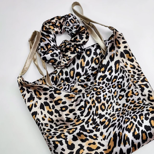 تصویر 1 از ست روبدوشامبر و تاپ شورتک زنانه مدل ساتن ابریشم پلنگی به همراه چشم بند و کش مو