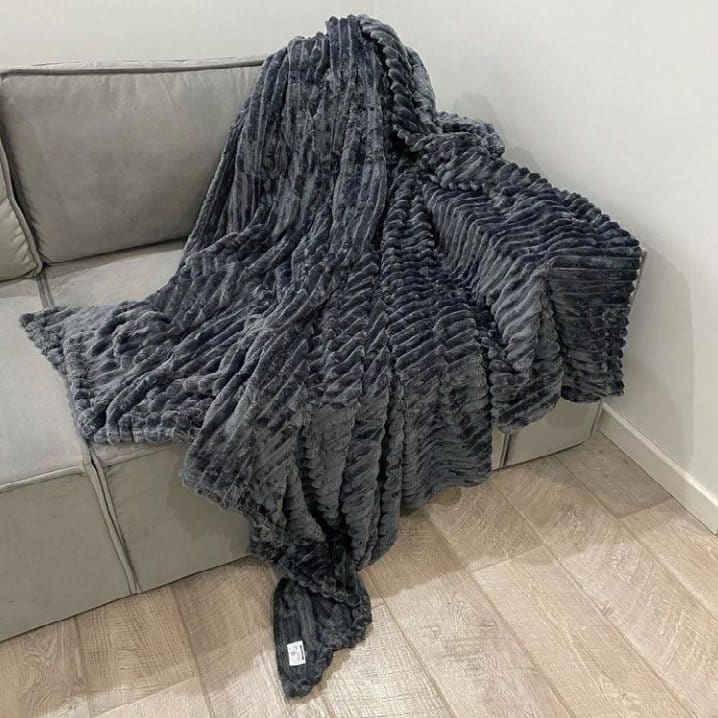 پتو ذغالی با بافت فشرده و جنس نرم و لطیف