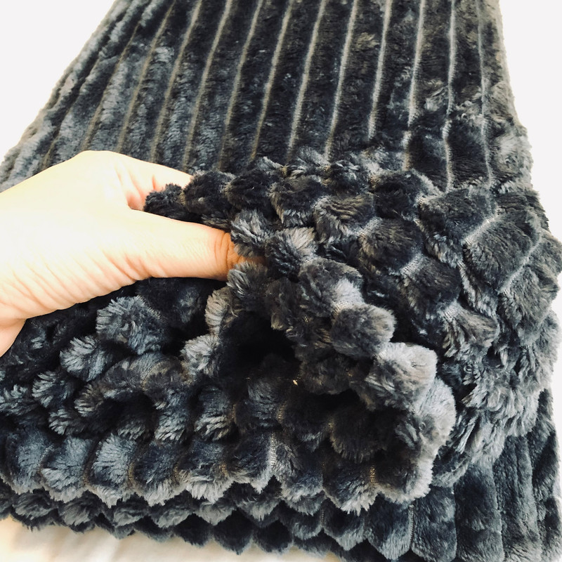 تصویر 1 از پتو ذغالی با بافت فشرده و جنس نرم و لطیف