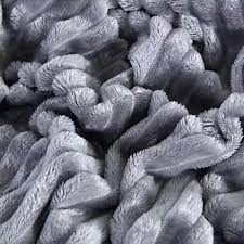 تصویر 2 از پتو ذغالی با بافت فشرده و جنس نرم و لطیف