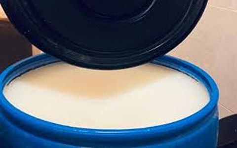 تصویر 2 از وازلین یک کیلویی تجربه ای سبک و مغذی بهترین ماده برای نرمی پوست