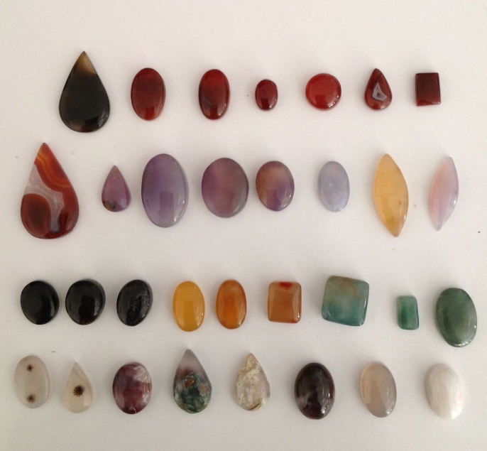 نگین عقیق طبیعی در رنگ، شکل، سایزهای مختلف