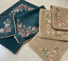 سجاده عروس و داماد در رنگ‌ های هماهنگ و چشمگیر