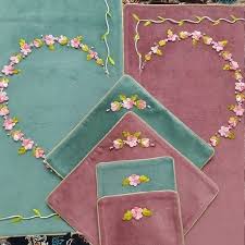 تصویر 1 از سجاده عروس و داماد در رنگ‌ های هماهنگ و چشمگیر