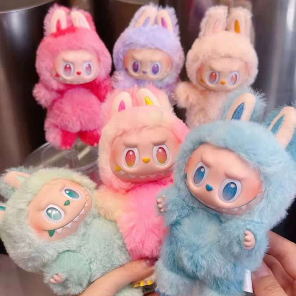 عروسک لبوبو با ظاهر بامزه و لبخند دلنشین