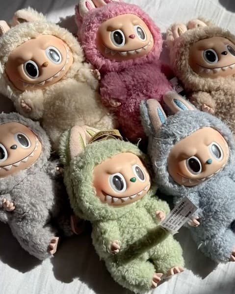 تصویر 2 از عروسک لبوبو با ظاهر بامزه و لبخند دلنشین