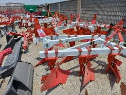 تصویر 1 از گاوآهن گوهر صنعت با پره های ژرفبر برای دگرچینی لایه های کم خاک