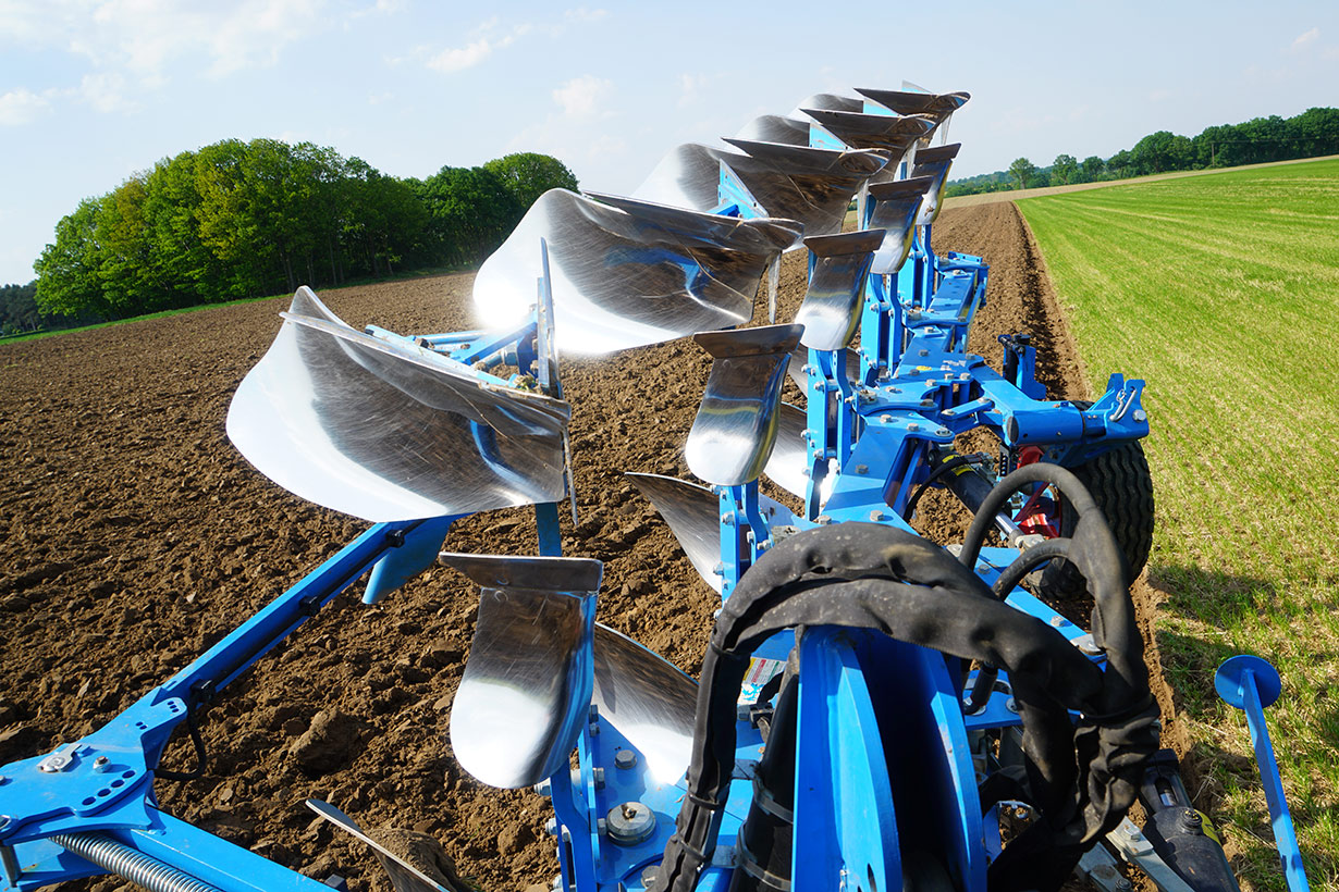 گاو آهن برگردان طراحی شده برای شخم دقیق و آماده سازی یکنواخت زمین