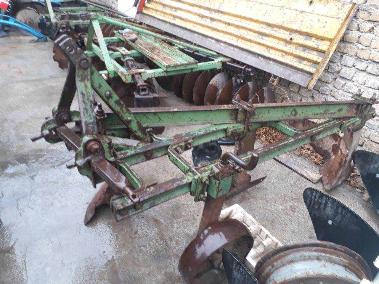 گاو آهن تراکتور رومانی با طراحی مهندسی شده برای شخم عمیق