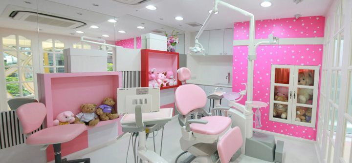 تصویر 2 از صندلی دندانپزشکی کودکانه با ایمنی کامل برای درمان‌ های حساس