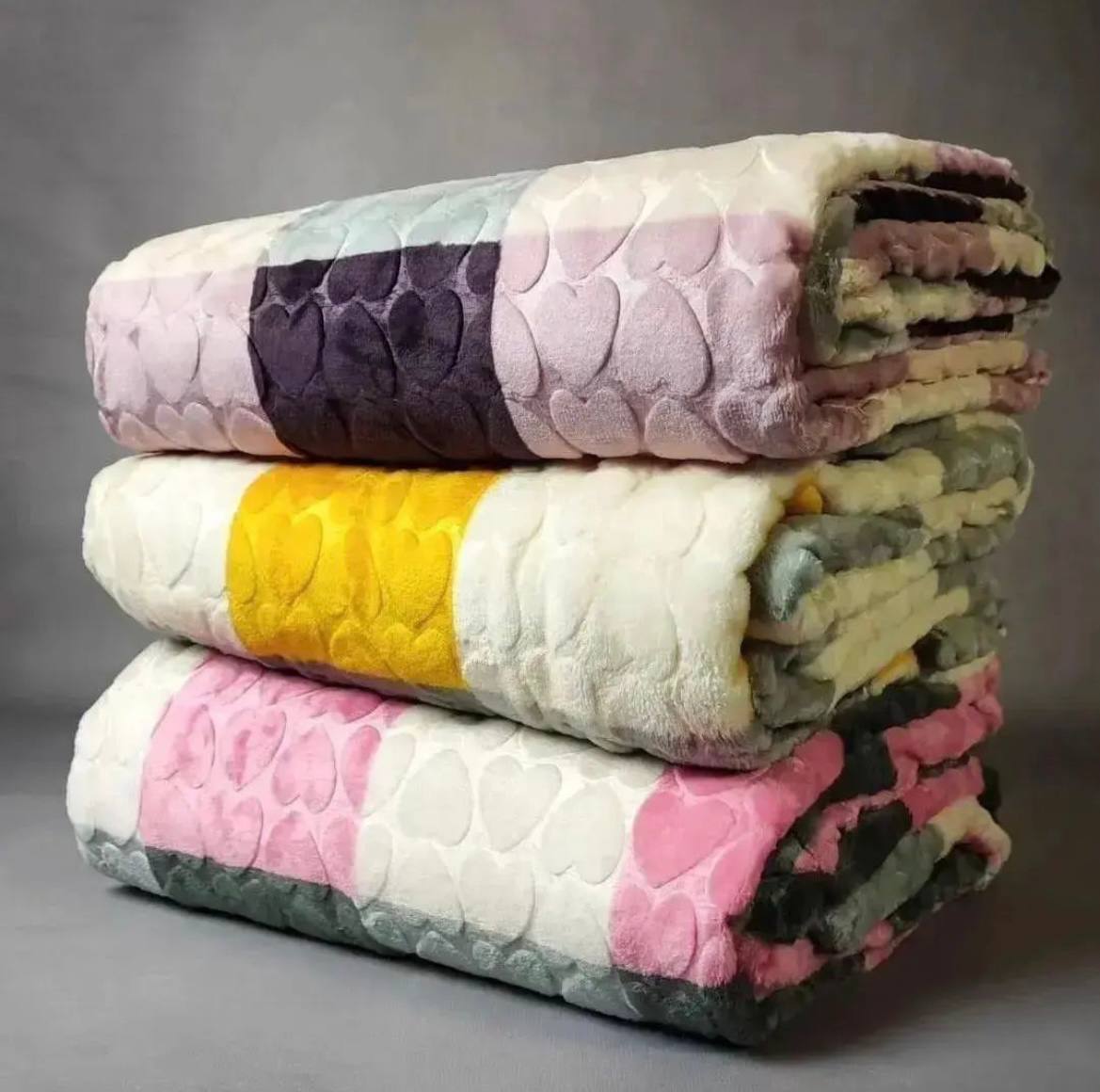 قیمت عمده و تامین مستقیم پتو چهار فصل ماندانا