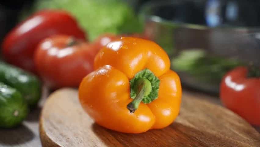 فلفل دلمه‌ای رنگی تازه و خوش‌رنگ برای تزئین غذا