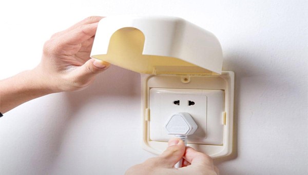 تصویر 3 از کلید و پریز با محافظ درب دار برای کودکان