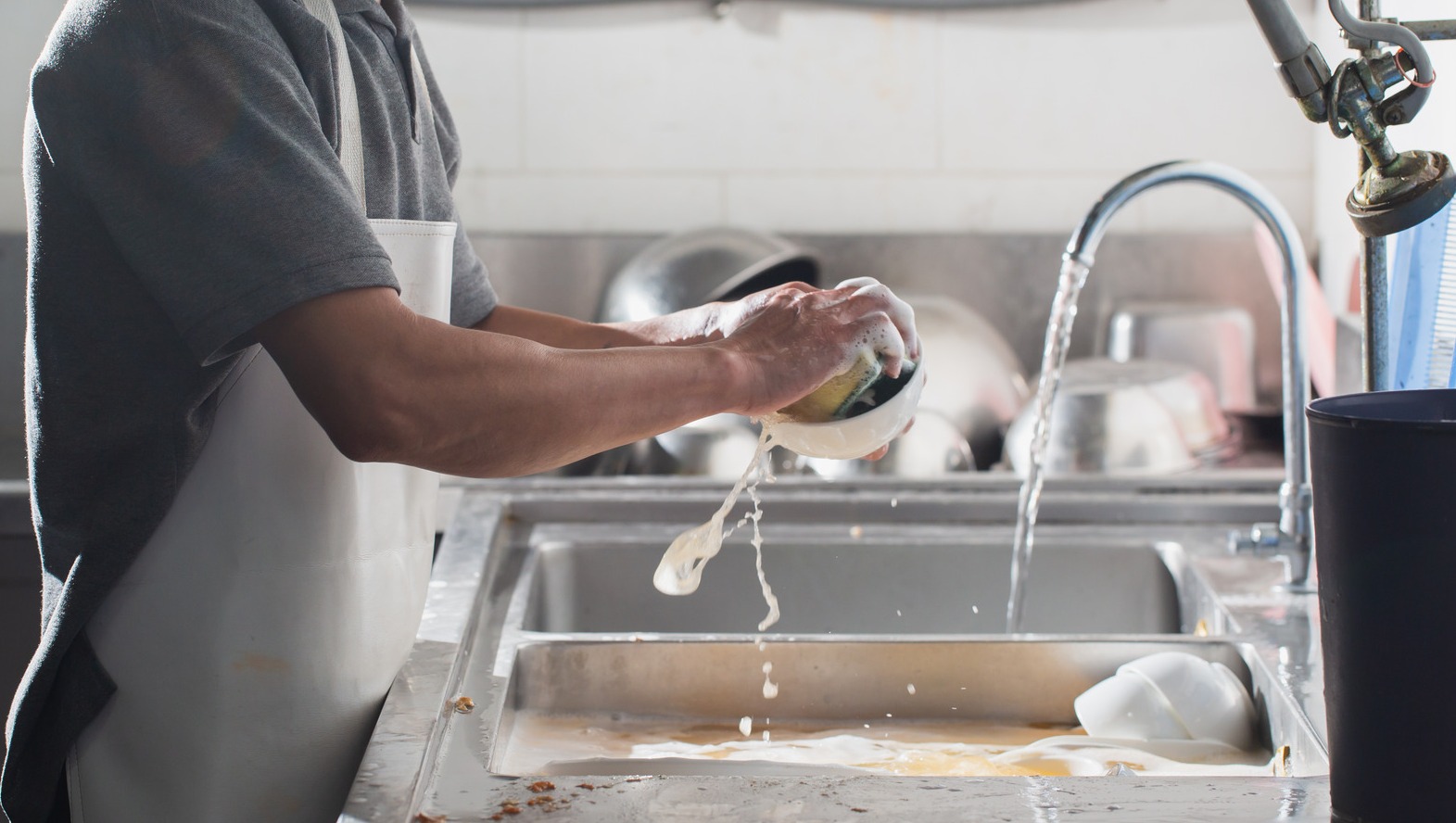 مایع ظرفشویی ضد رسوب با کف کنترل‌شده