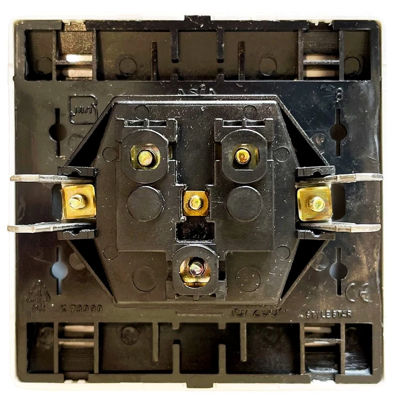 تصویر 2 از پریز برق ارت دار مشکی صنایع آسیا الکتریک مدل کریستال با کیفیت و زیبا