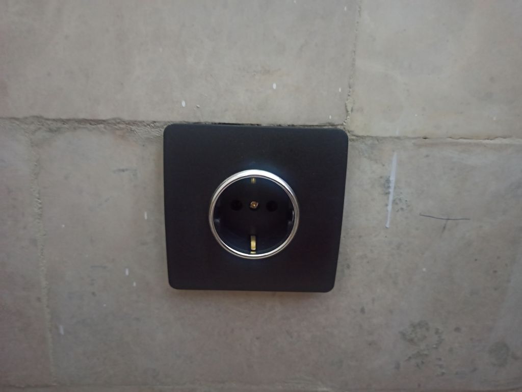 تصویر 1 از پریز برق ارت دار مشکی صنایع آسیا الکتریک مدل کریستال با کیفیت و زیبا