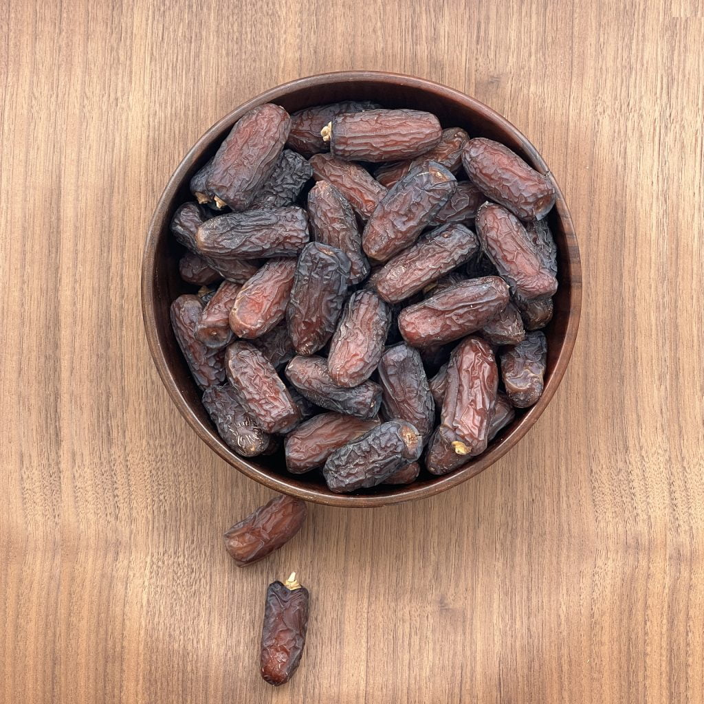 خرما پیارم ممتاز با رنگ قهوه ای تیره و بافت لطیف