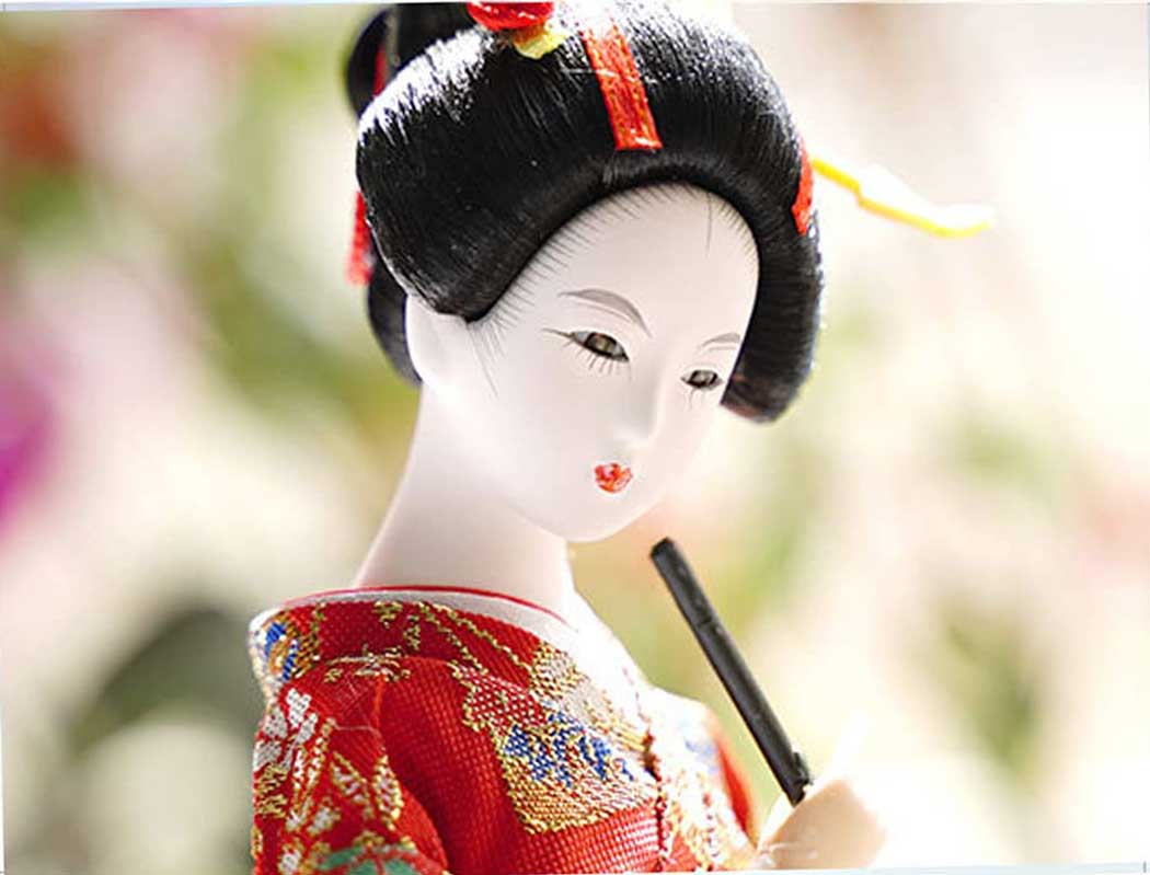 عروسک ژاپنی ترسناک مینیاتوری با جزئیات دقیق