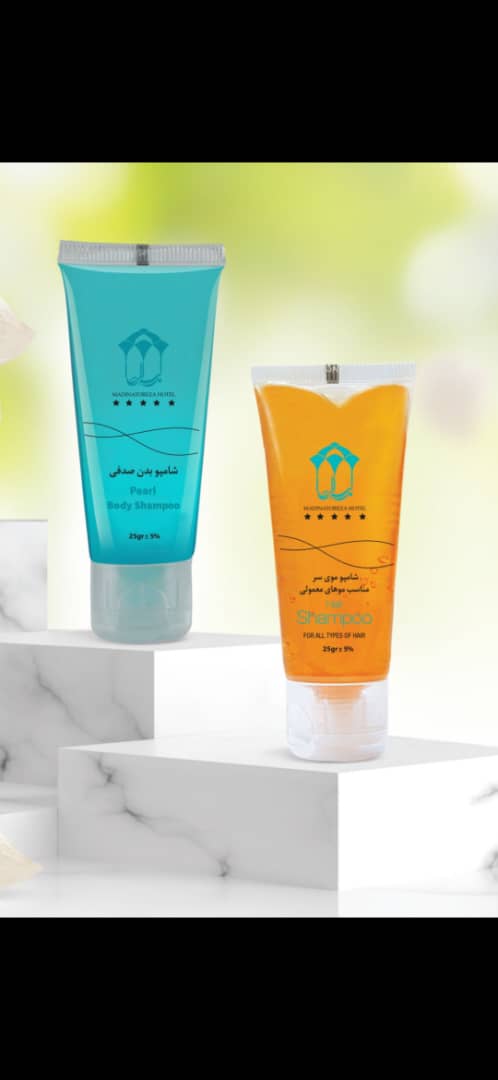 شامپو هتلی در بسته‌ بندی شفاف کوچک مناسب مصرف روزانه