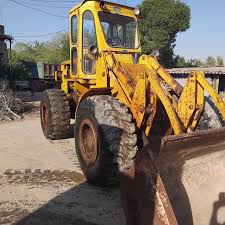 تصویر 1 از لودر فیات fr12 با جا به‌ جایی روان برای فضا های مختلف و مسیر های دشوار