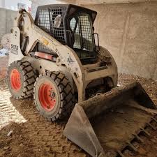 لودر بابکت مناسب جا به‌ جایی سریع مصالح در پروژه‌ های سبک