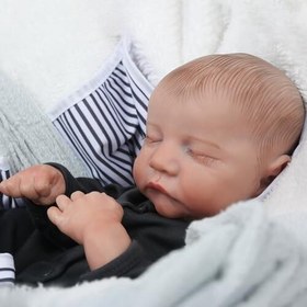 تصویر 2 از عروسک زنده مشابه کودک واقعی