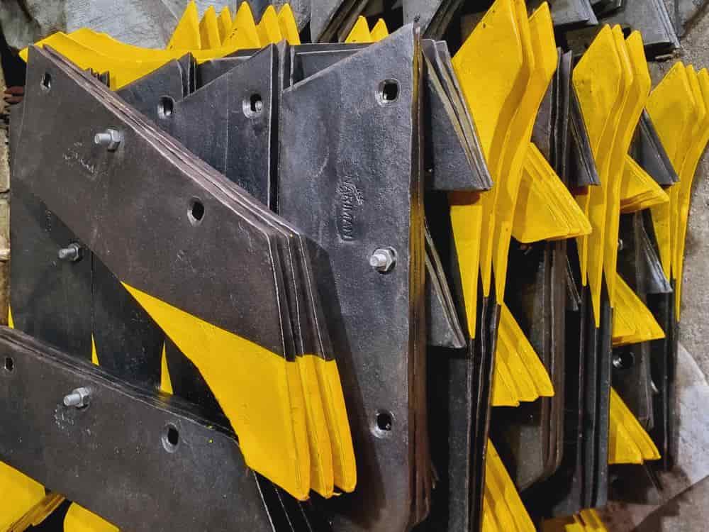 گاو آهن کمانی مجهز به تیغه‌ های مقاوم و توزیع وزن بهینه