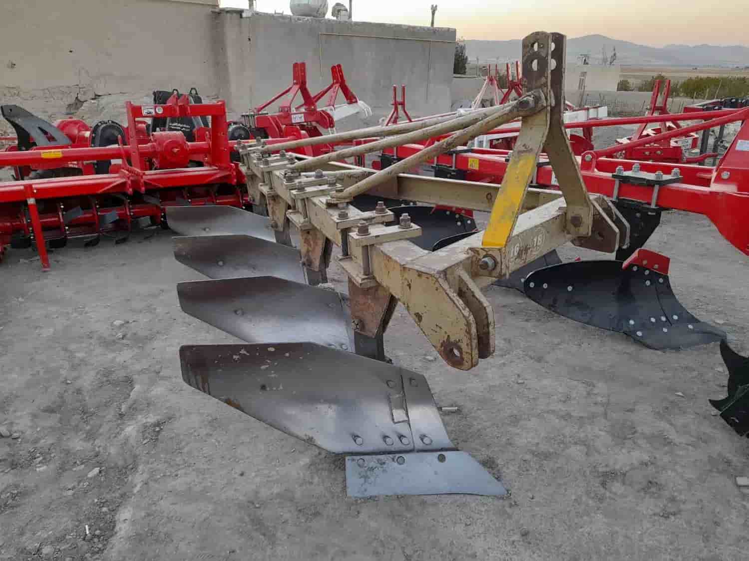 تصویر 1 از گاو آهن ارتشی با بازوی تقویت شده و حرکت پایدار روی زمین نا هموار