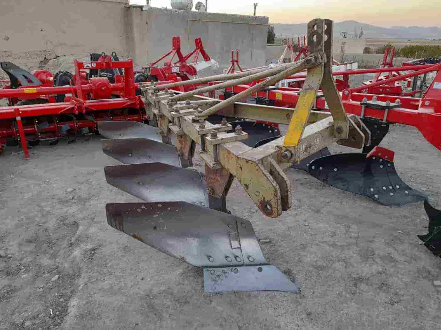 گاو آهن کشاورزی با تیغه‌ های موجی مناسب خاک‌ های شنی و گل‌ آلود